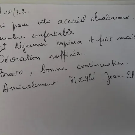 D'hotes Au Bougainvillier بيربينيو
